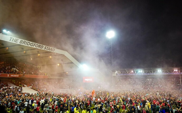 Die Fans von Nottingham Forest feiern auf dem Spielfeld, nachdem ihr Team das Playoff-Finale erreicht hat.