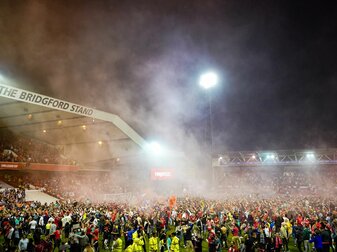 Die Fans von Nottingham Forest feiern auf dem Spielfeld, nachdem ihr Team das Playoff-Finale erreicht hat. Die Fans von Nottingham Forest feiern auf dem Spielfeld, nachdem ihr Team das Playoff-Finale erreicht hat.