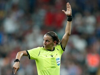 Schiedsrichterin Stéphanie Frappart ist eine von drei Schiedsrichterinnen im Aufgebot für die Weltmeisterschaft in Katar. Schiedsrichterin Stéphanie Frappart ist eine von drei Schiedsrichterinnen im Aufgebot für die Weltmeisterschaft in Katar.