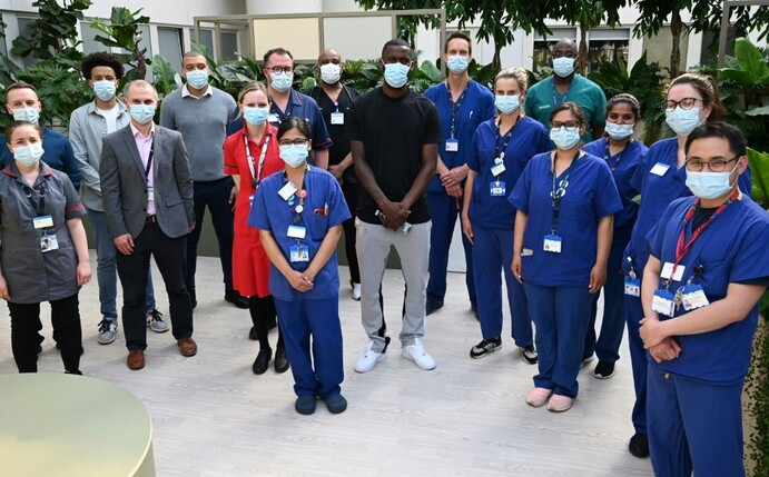 Abschiedsbesuch im Krankenhaus: Rüdiger beschenkt Patienten