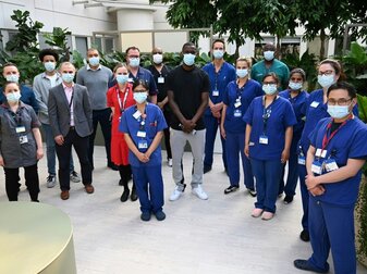 Abschiedsbesuch im Krankenhaus: Rüdiger beschenkt Patienten Abschiedsbesuch im Krankenhaus: Rüdiger beschenkt Patienten