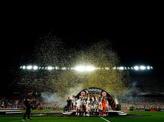 Nach dem Sieg feierten Frankfurts Spieler mit dem Pokal im Konfettiregen. Nach dem Sieg feierten Frankfurts Spieler mit dem Pokal im Konfettiregen.