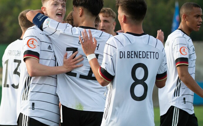Deutschlands U17-Fußballer stehen bei der EM in Israel im Viertelfinale.