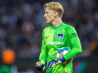 Herthas Torwart Oliver Christensen läuft mit einem Ball im Arm über das Spielfeld. Herthas Torwart Oliver Christensen läuft mit einem Ball im Arm über das Spielfeld.