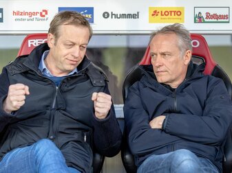 Freiburgs Sportdirektor Klemens Hartenbach (l) und Trainer Christian Streich sitzen auf der Trainerbank. Freiburgs Sportdirektor Klemens Hartenbach (l) und Trainer Christian Streich sitzen auf der Trainerbank.