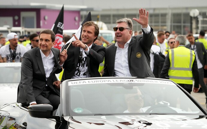Oliver Frankenbach, Vorstandsmitglied (v.l.), Markus Krösche, Sportvorstand, sowie Axel Hellmann, Vorstandssprecher, sitzen in einem Auto auf dem Weg zur Siegerfeier auf dem Römerberg.