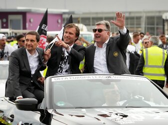Oliver Frankenbach, Vorstandsmitglied (v.l.), Markus Krösche, Sportvorstand, sowie Axel Hellmann, Vorstandssprecher, sitzen in einem Auto auf dem Weg zur Siegerfeier auf dem Römerberg. Oliver Frankenbach, Vorstandsmitglied (v.l.), Markus Krösche, Sportvorstand, sowie Axel Hellmann, Vorstandssprecher, sitzen in einem Auto auf dem Weg zur Siegerfeier auf dem Römerberg.