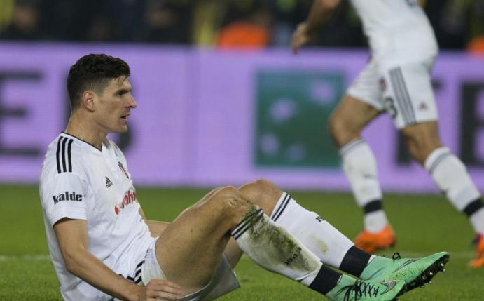 Mario Gomez ist im Pokal mit Besiktas nur noch Zuschauer. Foto: Tolga Bozoglu