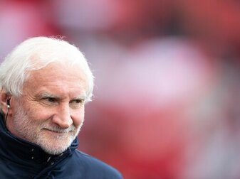 Völler nahm am letzten Spieltag Abschied von seinem Posten bei Bayer Leverkusen. Völler nahm am letzten Spieltag Abschied von seinem Posten bei Bayer Leverkusen.