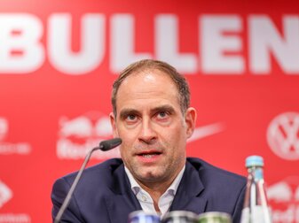 RB-Geschäftsführer Oliver Mintzlaff sitzt während einer Pressekonferenz auf dem Podium. RB-Geschäftsführer Oliver Mintzlaff sitzt während einer Pressekonferenz auf dem Podium.