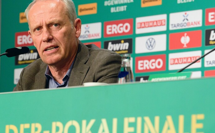 Freiburgs Trainer Christian Streich freut sich auf das Pokalfinale.