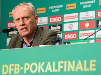 Freiburgs Trainer Christian Streich freut sich auf das Pokalfinale. Freiburgs Trainer Christian Streich freut sich auf das Pokalfinale.
