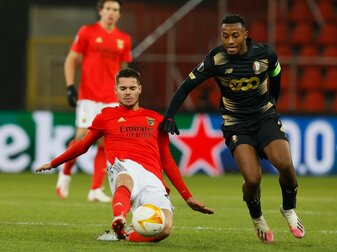 Julian Weigl (l) spielt seit Januar 2020 für Benfica.