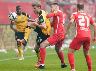 Dresdens Christoph Daferner (l) kommt vor dem Lauterer Julian Niehues an den Ball. Dresdens Christoph Daferner (l) kommt vor dem Lauterer Julian Niehues an den Ball.