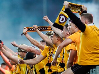 Dresdener Fans bedanken sich nach Spielende bei der Mannschaft. Dresdener Fans bedanken sich nach Spielende bei der Mannschaft.