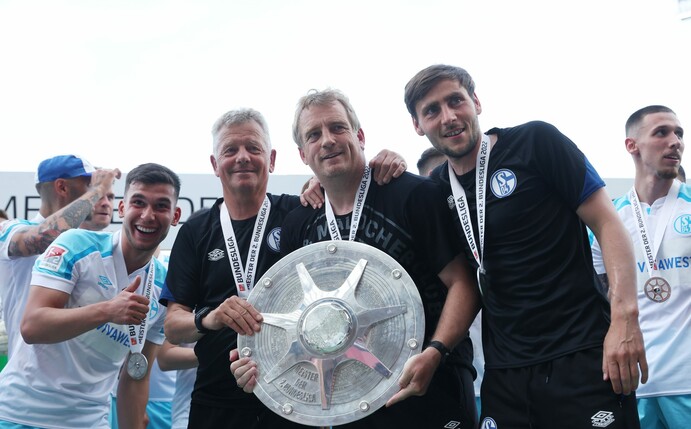 Mit einem Trainerteam um Peter Hermann (2. von links) stieg der FC Schalke 04 als Zweitligameister direkt wieder in die Bundesliga auf. Foto: Alexander Hassenstein/Getty Images
