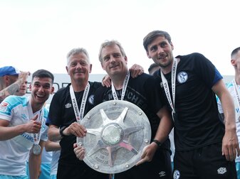 Mit einem Trainerteam um Peter Hermann (2. von links) stieg der FC Schalke 04 als Zweitligameister direkt wieder in die Bundesliga auf. Foto: Alexander Hassenstein/Getty Images Mit einem Trainerteam um Peter Hermann (2. von links) stieg der FC Schalke 04 als Zweitligameister direkt wieder in die Bundesliga auf. Foto: Alexander Hassenstein/Getty Images
