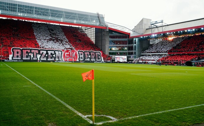 Kaiserslauterns Fans mit einer Choreographie vor dem Spiel gegen Dresden.