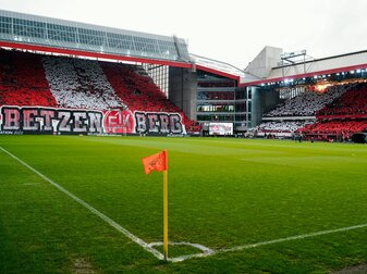 Kaiserslauterns Fans mit einer Choreographie vor dem Spiel gegen Dresden. Kaiserslauterns Fans mit einer Choreographie vor dem Spiel gegen Dresden.