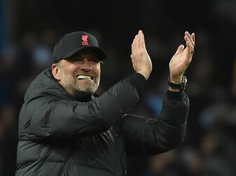 Liverpools Trainer Jürgen Klopp hofft im Fernduell um die Meisterschaft auf einen Fehler von Manchester City. Liverpools Trainer Jürgen Klopp hofft im Fernduell um die Meisterschaft auf einen Fehler von Manchester City.