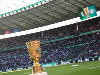 Das Objekt der Begierde: Der DFB-Pokal. Das Objekt der Begierde: Der DFB-Pokal.