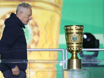Ist auch ohne den DFB-Pokal-Sieg stolz auf seine Spieler: Freiburg-Coach Christian Streich. Ist auch ohne den DFB-Pokal-Sieg stolz auf seine Spieler: Freiburg-Coach Christian Streich.