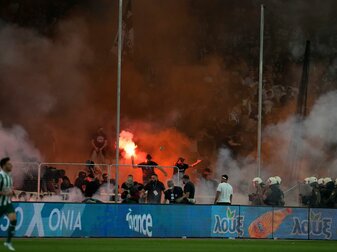 Das griechische Pokalfinale in Athen wurde von Ausschreitungen überschattet. Das griechische Pokalfinale in Athen wurde von Ausschreitungen überschattet.