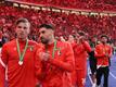 Verdientes Lob: Trotz der Niederlage werden Ermedin Demirovic (l) und Vincenzo Grifo nach dem Pokal-Endspiel von den Freiburg-Fans gefeiert.