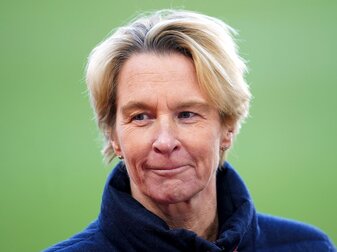Stellt keine Forderungen nach einer gleichen Bezahlung für die deutsche Fußballerinnen wie für die Männer: Martina Voss-Tecklenburg. Stellt keine Forderungen nach einer gleichen Bezahlung für die deutsche Fußballerinnen wie für die Männer: Martina Voss-Tecklenburg.