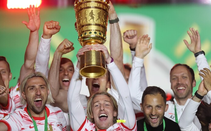 Feierstimmung: Leipzigs Spieler und Coach Domenico Tedesco (r) feiern den Sieg in Berlin.