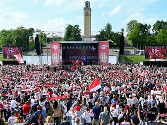 Zahlreiche Fans feiern das RB-Team auf der Festwiese den Pokalsieg. Zahlreiche Fans feiern das RB-Team auf der Festwiese den Pokalsieg.