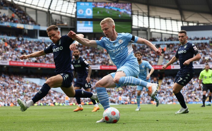 Alexander Zinchenko feiert mit Manchester City den englischen Meistertitel.