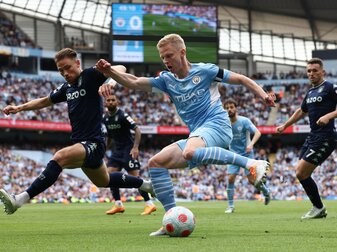 Alexander Zinchenko feiert mit Manchester City den englischen Meistertitel. Alexander Zinchenko feiert mit Manchester City den englischen Meistertitel.
