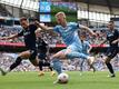 Alexander Zinchenko feiert mit Manchester City den englischen Meistertitel.