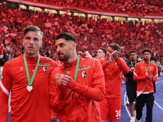 Die Spieler vom SC Freiburg ließen sich in ihrer Heimat für die starke Saison feiern. Die Spieler vom SC Freiburg ließen sich in ihrer Heimat für die starke Saison feiern.