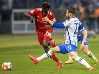 Berlins Marvin Plattenhardt (r) kämpft gegen Bakery Jatta vom Hamburger SV um den Ball. Berlins Marvin Plattenhardt (r) kämpft gegen Bakery Jatta vom Hamburger SV um den Ball.