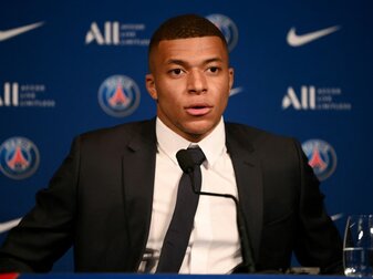 Mbappe weist Vertrags-Gerüchte zurück:"Ich bleibe Fußballer" Mbappe weist Vertrags-Gerüchte zurück:"Ich bleibe Fußballer"