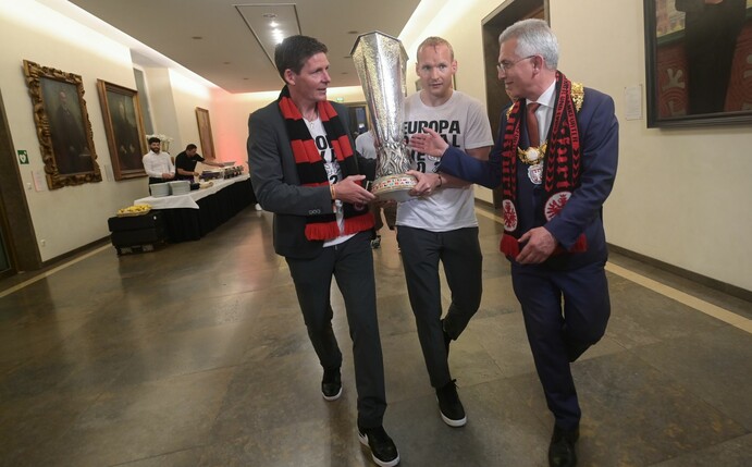 Nach dem Finalsieg von Eintracht Frankfurt nimmt Frankfurts Oberbürgermeister Peter Feldmann Sebastian Rode und Cheftrainer Oliver Glasner (r-l) den Pokal aus den Händen.