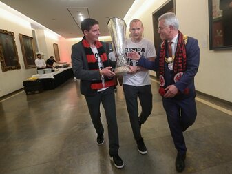 Nach dem Finalsieg von Eintracht Frankfurt nimmt Frankfurts Oberbürgermeister Peter Feldmann Sebastian Rode und Cheftrainer Oliver Glasner (r-l) den Pokal aus den Händen. Nach dem Finalsieg von Eintracht Frankfurt nimmt Frankfurts Oberbürgermeister Peter Feldmann Sebastian Rode und Cheftrainer Oliver Glasner (r-l) den Pokal aus den Händen.