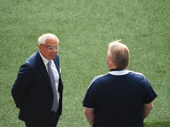 Herthas Cheftrainer Felix Magath (l) setzt im Relegationsspiel auf Routiniers wie Boateng und Jovetic. Herthas Cheftrainer Felix Magath (l) setzt im Relegationsspiel auf Routiniers wie Boateng und Jovetic.