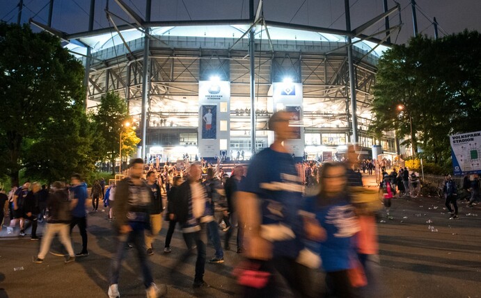 Fans verlassen nach dem Spiel das Stadion.