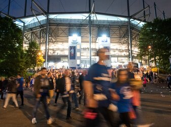 Fans verlassen nach dem Spiel das Stadion. Fans verlassen nach dem Spiel das Stadion.