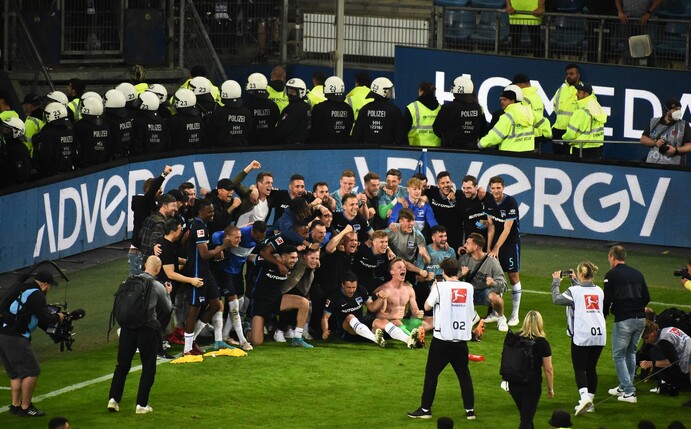 Die Hertha-Spieler jubeln nach dem erkämpften Verbleib in der Bundesliga.