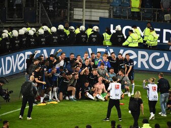 Die Hertha-Spieler jubeln nach dem erkämpften Verbleib in der Bundesliga. Die Hertha-Spieler jubeln nach dem erkämpften Verbleib in der Bundesliga.