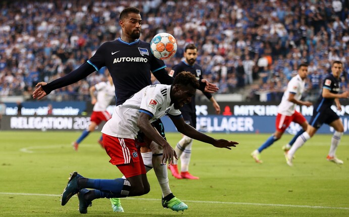 Will seine Karriere bei Hertha fortsetzen: Kevin-Prince Boateng (blaubes Trikot).
