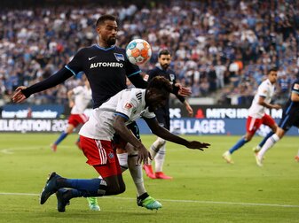Will seine Karriere bei Hertha fortsetzen: Kevin-Prince Boateng (blaubes Trikot). Will seine Karriere bei Hertha fortsetzen: Kevin-Prince Boateng (blaubes Trikot).