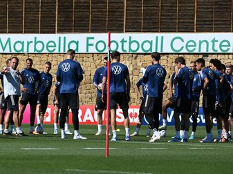 Da geht's lang: Hansi Flick (l) ist mit dem DFB-Team in Marbella gestartet.
