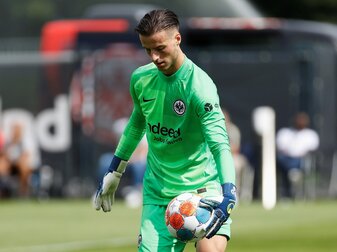 Frankfurt bindet Ersatztorwart Ramaj bis 2027 Frankfurt bindet Ersatztorwart Ramaj bis 2027