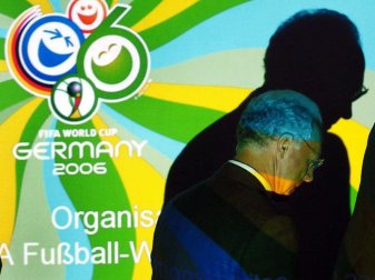 Franz Beckenbauer möge etwas Licht ins Dunkel bringen, fordert die neue DFB-Spitze. Foto: Bernd Weißbrod Franz Beckenbauer möge etwas Licht ins Dunkel bringen, fordert die neue DFB-Spitze. Foto: Bernd Weißbrod
