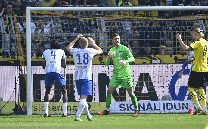 Lotka: Am letzten Spieltag noch gegen, bald jedoch für den BVB. Foto: Ina Fassbender/AFP via Getty Images